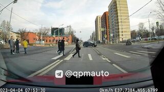 Driver Ignores Red Light And Causes Car Accident
