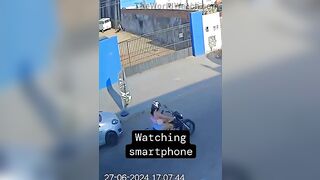 It Is Definitely Not A Good Idea For A Girl To Look At Her Phone While Driving