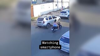 It Is Definitely Not A Good Idea For A Girl To Look At Her Phone While Driving