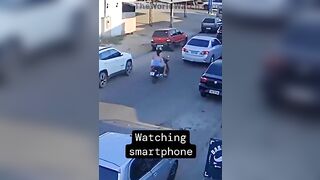 It Is Definitely Not A Good Idea For A Girl To Look At Her Phone While Driving