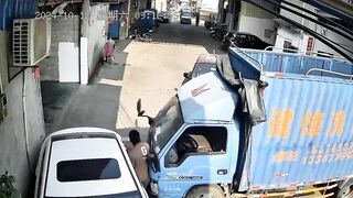Stupid Chinese Man Squeezed Between Truck And Car