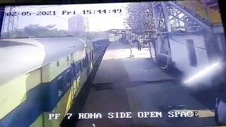 A Police Officer Saved A Disabled Man Who Fell From A Moving Train