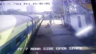A Police Officer Saved A Disabled Man Who Fell From A Moving Train