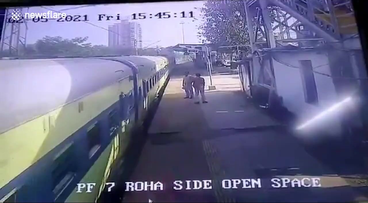 A Police Officer Saved A Disabled Man Who Fell From A Moving Train