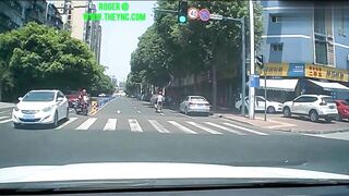 A Man Was Involved In A Traffic Accident While Riding A Bicycle In Meishan City