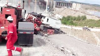 Brake Failure Causes 400-ton Crane To Crash In Venezuela